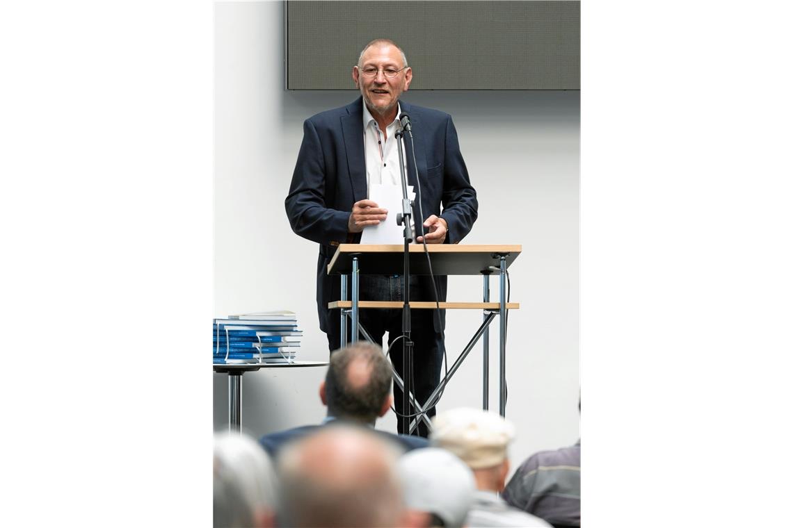 Architekturfotografien im Backnanger Technikforum Bernhard Lattner sprach über den Katalog.
