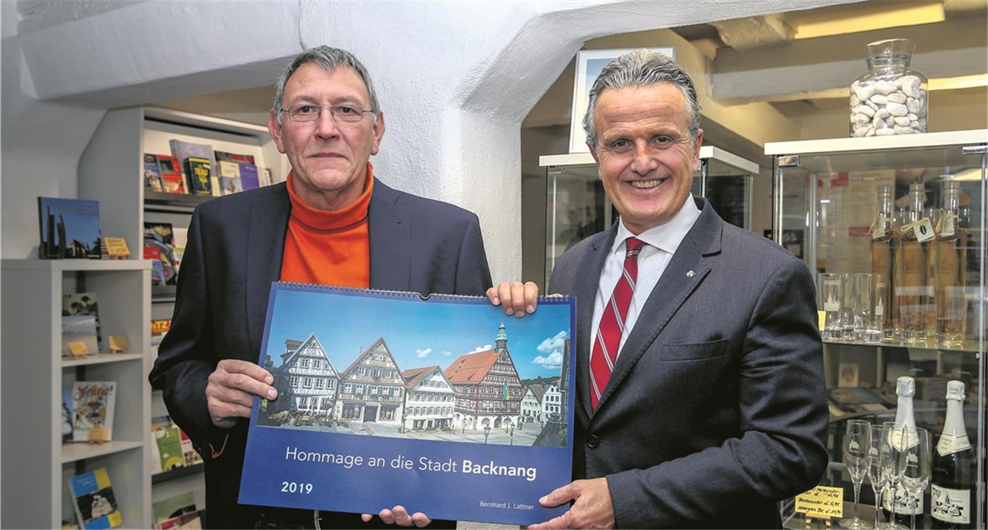 Bernhard Lattner übergibt Oberbürgermeister Frank Nopper das erste Exemplar des Kalenders. Foto: A. Becher