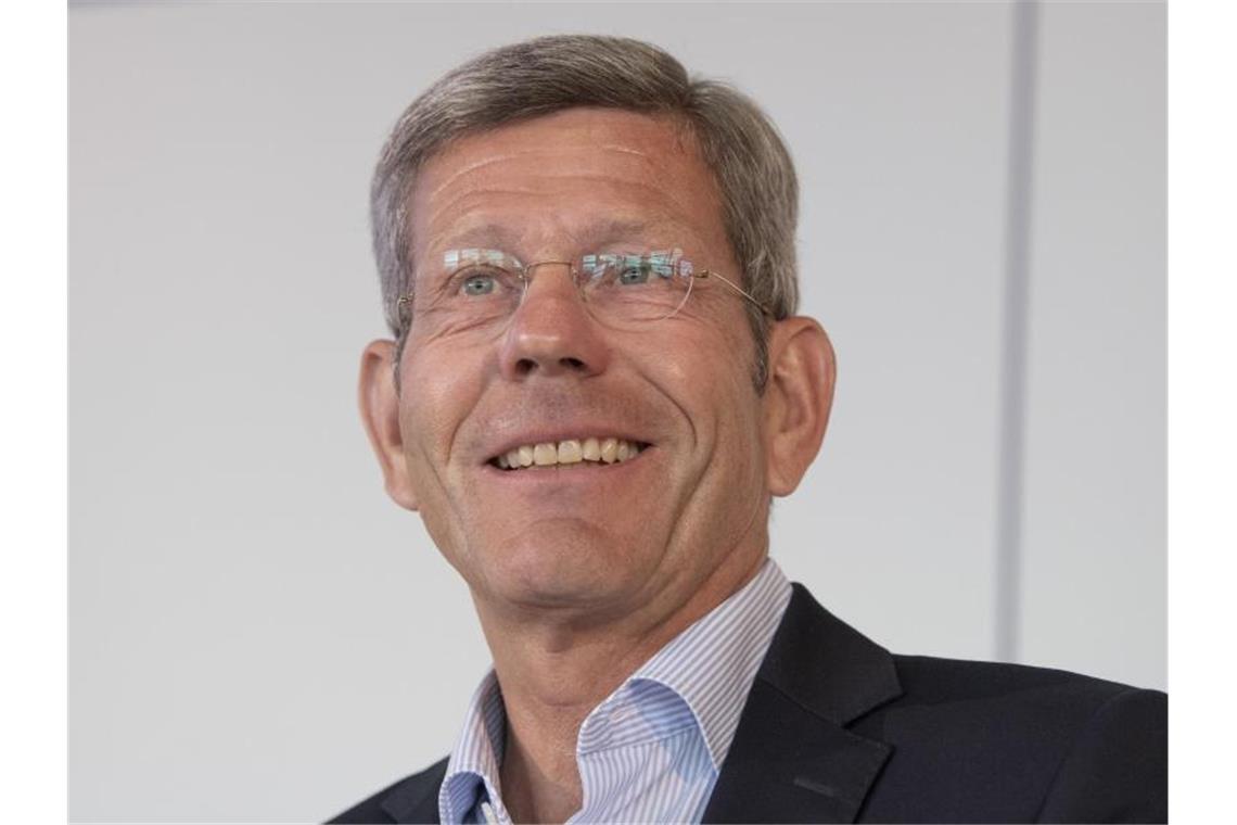 Debatte um Klimaschutz keine Entweder-Oder-Frage Bernhard Mattes spricht auf einer Pressekonferenz. Foto: Boris Roessler/dpa/Archivbild