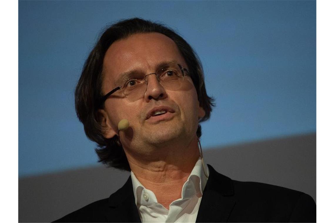 Bernhard Pörksen spricht bei einem Vortrag. Foto: Sebastian Gollnow/dpa/Archivbild