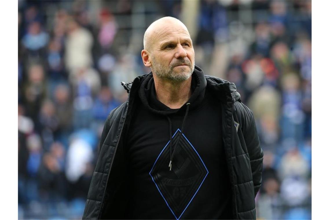 Bernhard Trares, Trainer von SV Waldhof Mannheim, steht im Stadion. Foto: Michael Deines/dpa/Archivbild