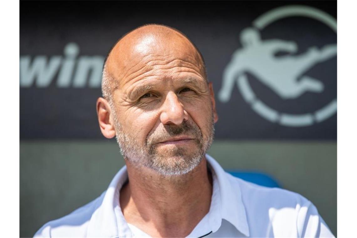 Bernhard Trares, Trainer von Waldhof Mannheim, verfolgt das Spiel. Foto: Robert Michael/zb/dpa/Archivbild