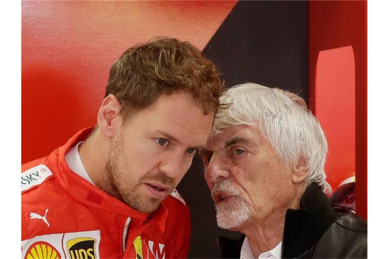 Bernie Ecclestone (r) würde Mercedes zu einer Verpflichtung von Sebastian Vettel raten. Foto: Silvia Izquierdo/AP/dpa