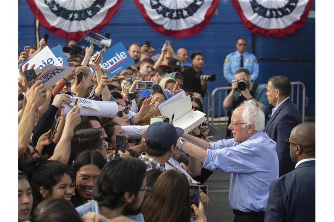 Bernie Sanders gibt Autogramme an einer Schule im kalifornischen Santa Ana. Foto: Damian Dovarganes/AP/dpa