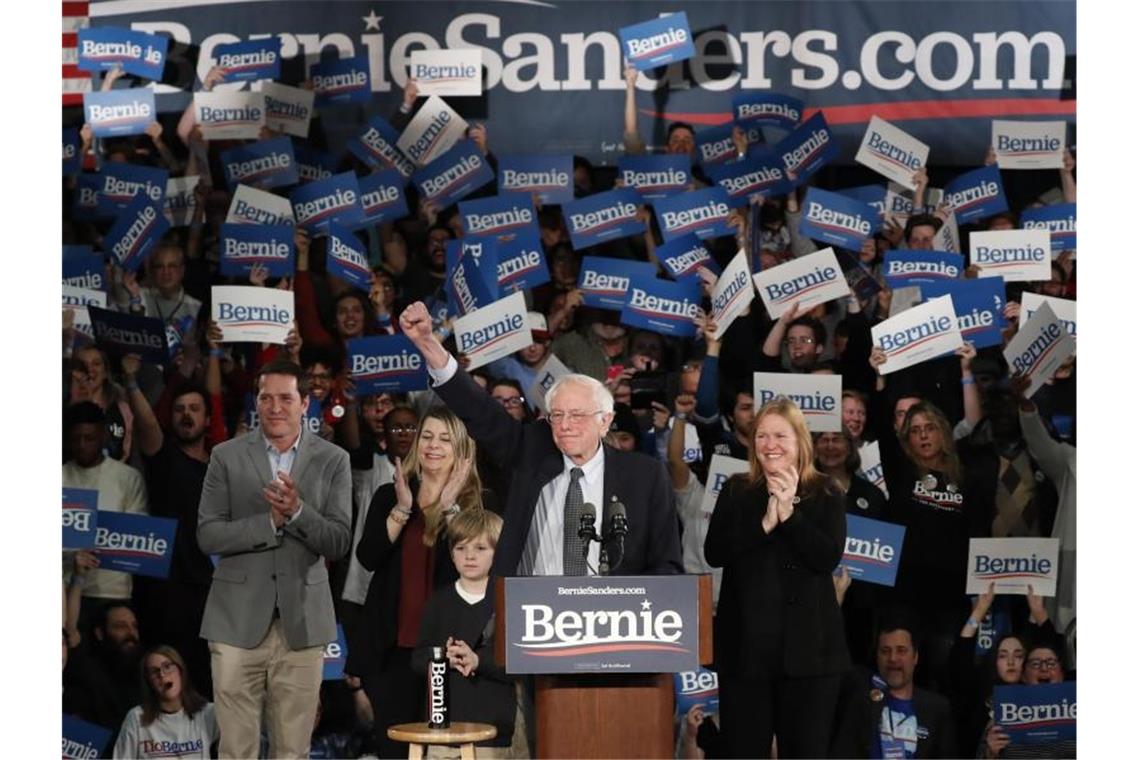 Bernie Sanders spricht bei einer nächtlichen Wahlkampfkundgebung der demokratischen Fraktion in Des Moines. Foto: Pablo Martinez Monsivais/AP/dpa