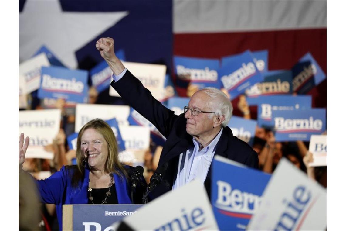 Bernie Sanders und seine Frau Jane stehen bei einer Wahlkampfveranstaltung inmitten von Anhängern. Foto: Eric Gay/AP/dpa