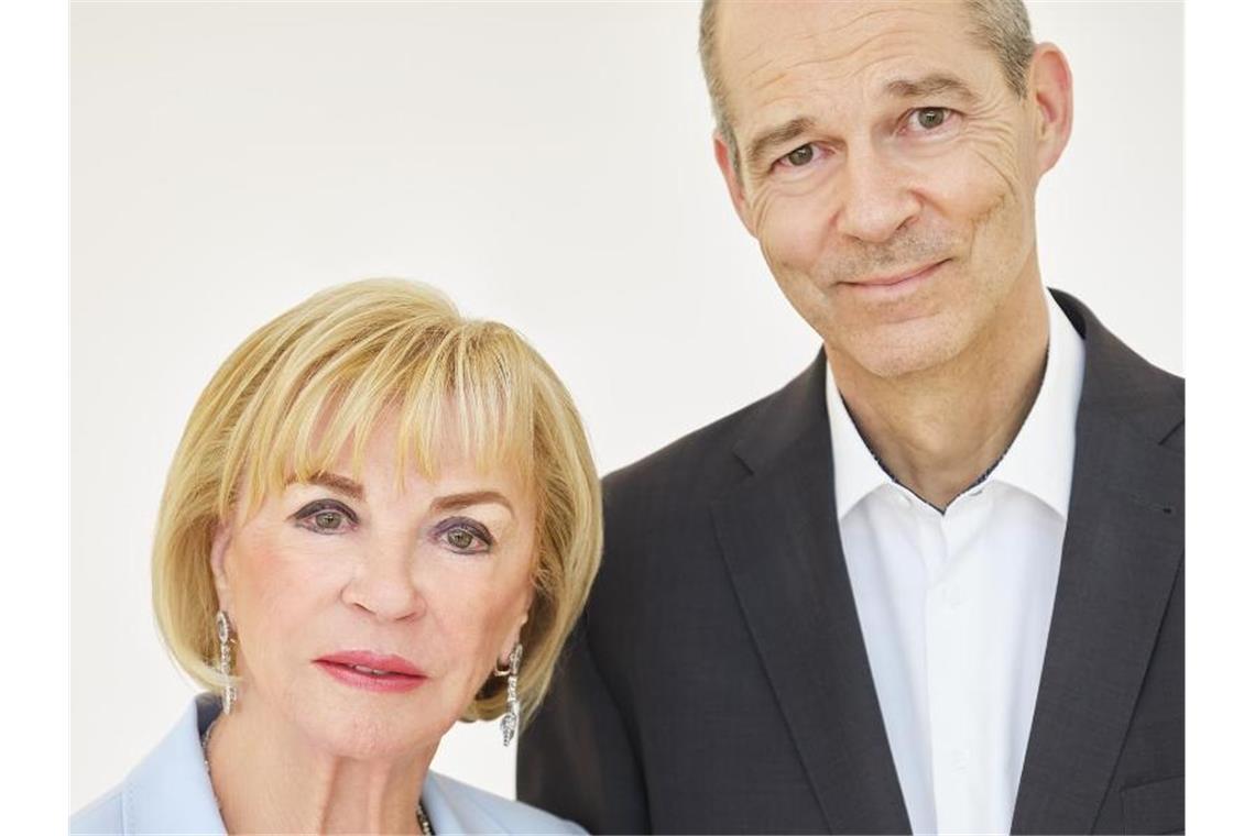 Liz Mohn macht Sohn zum Familiensprecher Bertelsmann-Gesellschafterin Liz Mohn mit ihrem Sohn Christoph Mohn (undatierte Aufnahme). Foto: --/Bertelsmann/dpa