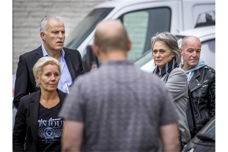 Berthie (2.v.r) und Peter Verstappen (r.), die Eltern des getöteten Jungen, vor dem Beginn des Prozesses. Foto: Marcel Van Hoorn/ANP/dpa