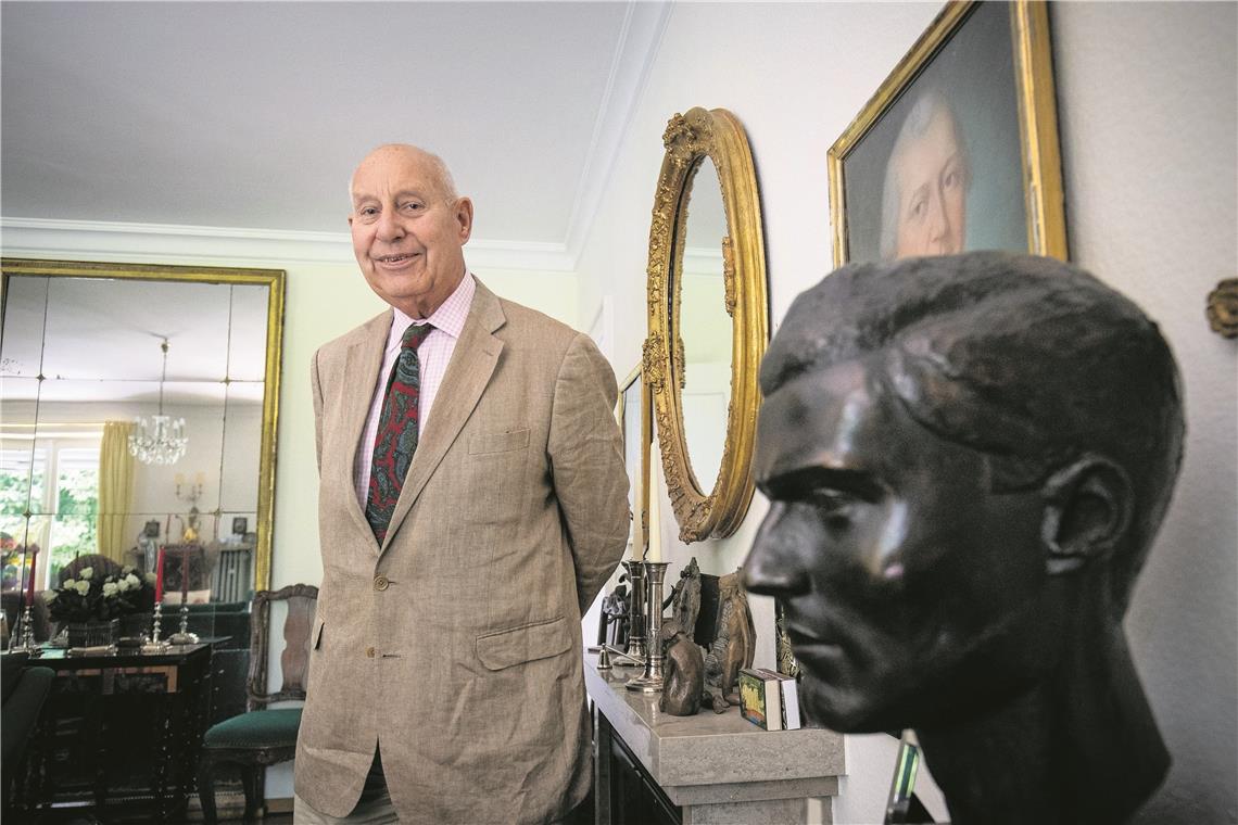 Erklärende Reden immer abgelehnt Berthold Maria Schenk Graf von Stauffenberg an der Bronzebüste vom Haupt seines Vaters: Vor 75 Jahren hat Claus von Stauffenberg das Attentat auf Adolf Hitler verübt. Nachdem der Umsturzversuch gescheitert war, wurde er noch in der Nacht standrechtlich erschossen. Foto: A. Becher