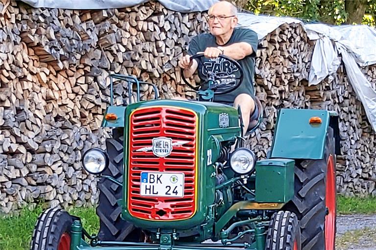 Berthold Müller fährt stolz eine Runde mit dem neuen alten Schmuckstück. Fotos: privat