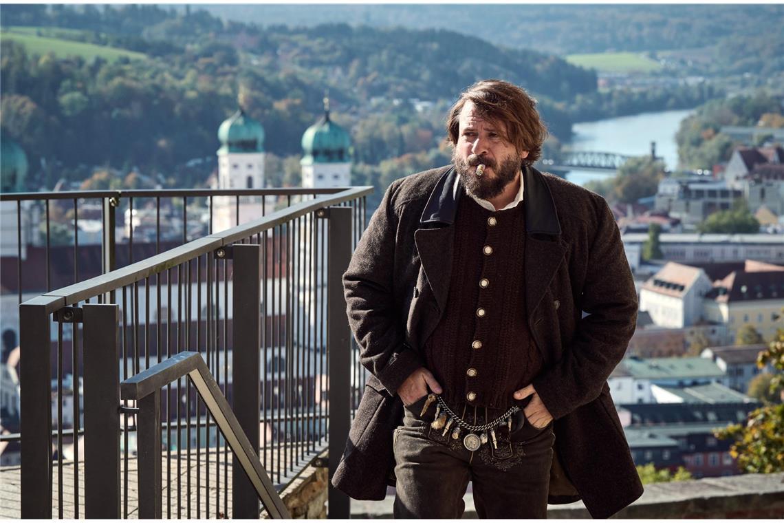 Darum geht es heute Abend im ARD Berti Ottensammer (Daniel Christensen) betritt rauchend den Biergarten.