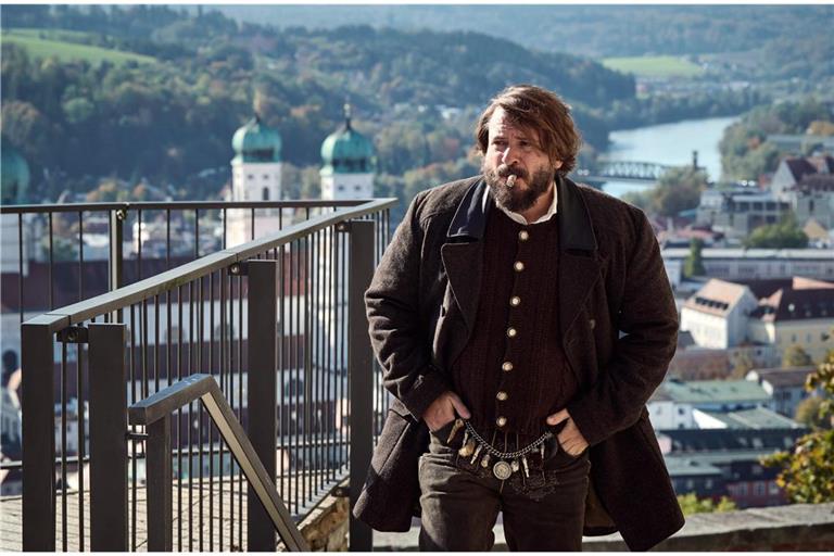 Berti Ottensammer (Daniel Christensen) betritt rauchend den Biergarten.