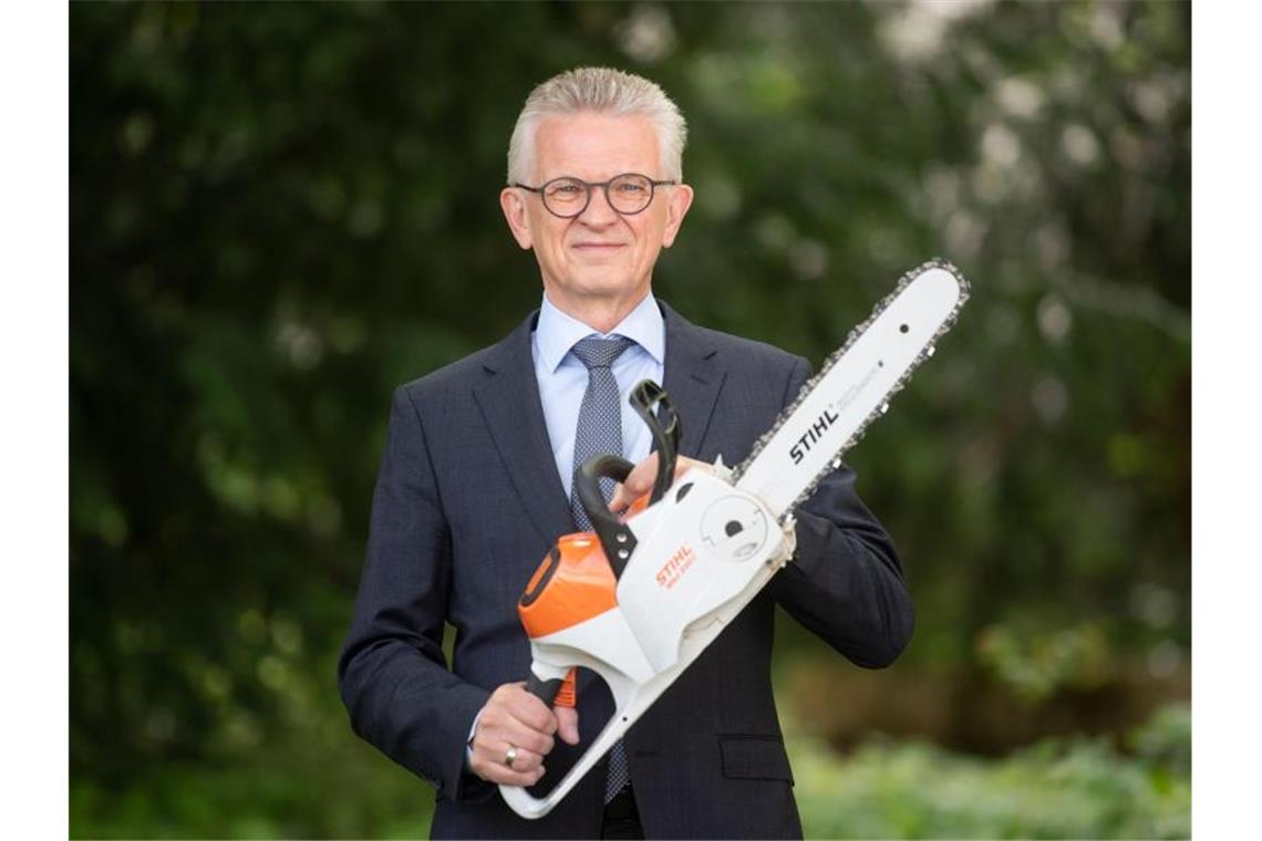 Bertram Kandziora, Vorstandsvorsitzender der Stihl AG, posiert mit einer akkubetriebenen Motorsäge. Foto: Marijan Murat/dpa