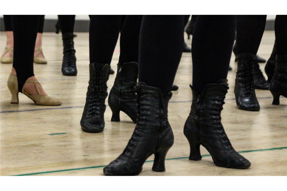 100 Jahre Showtanzgruppe "Rockettes" - noch zeitgemäß? Berühmt sind die "Rockettes" vor allem dafür, dass sie ihre Beine minutenlang immer wieder synchron bis auf Augenhöhe schwingen.