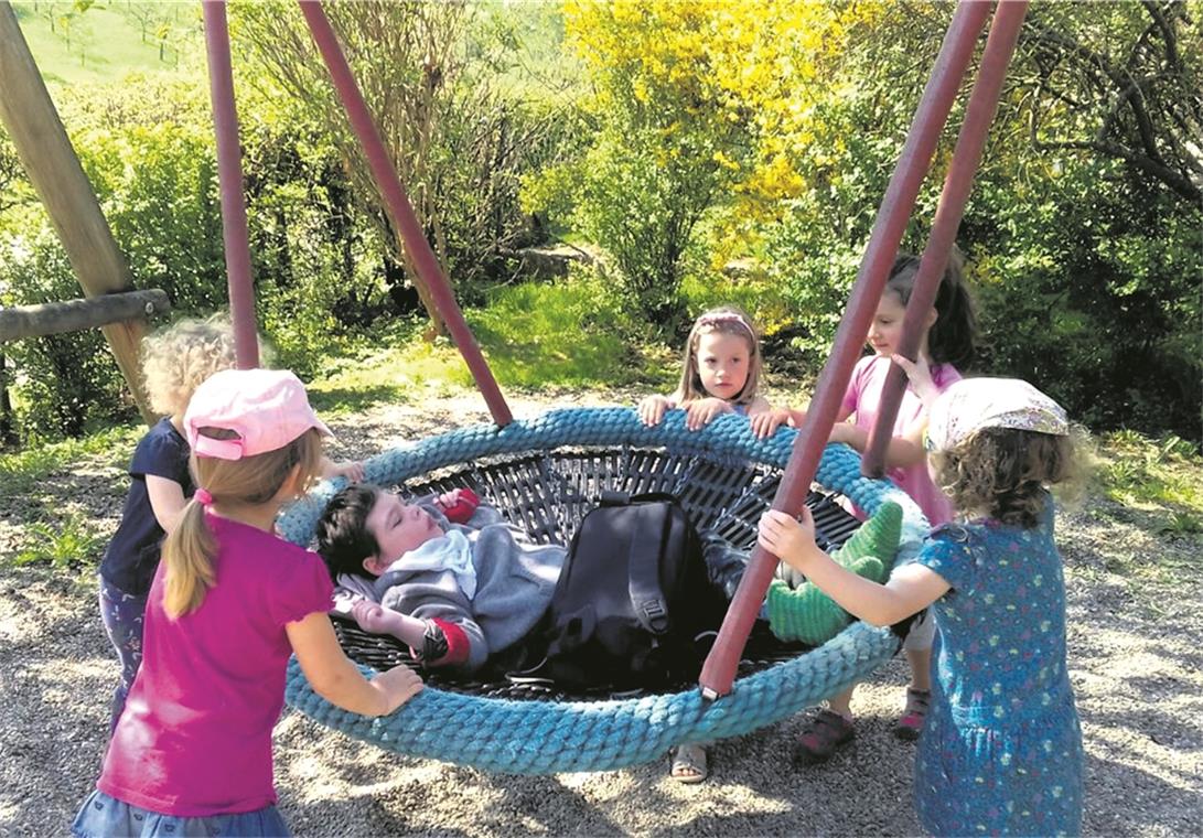 „Dieses Kind ist ein großes Geschenk“ Berührungsängste kennen die Spielkameraden von Emilio nicht. Er steht oft im Mittelpunkt und der Umgang mit ihm ist völlig entspannt. Foto: privat