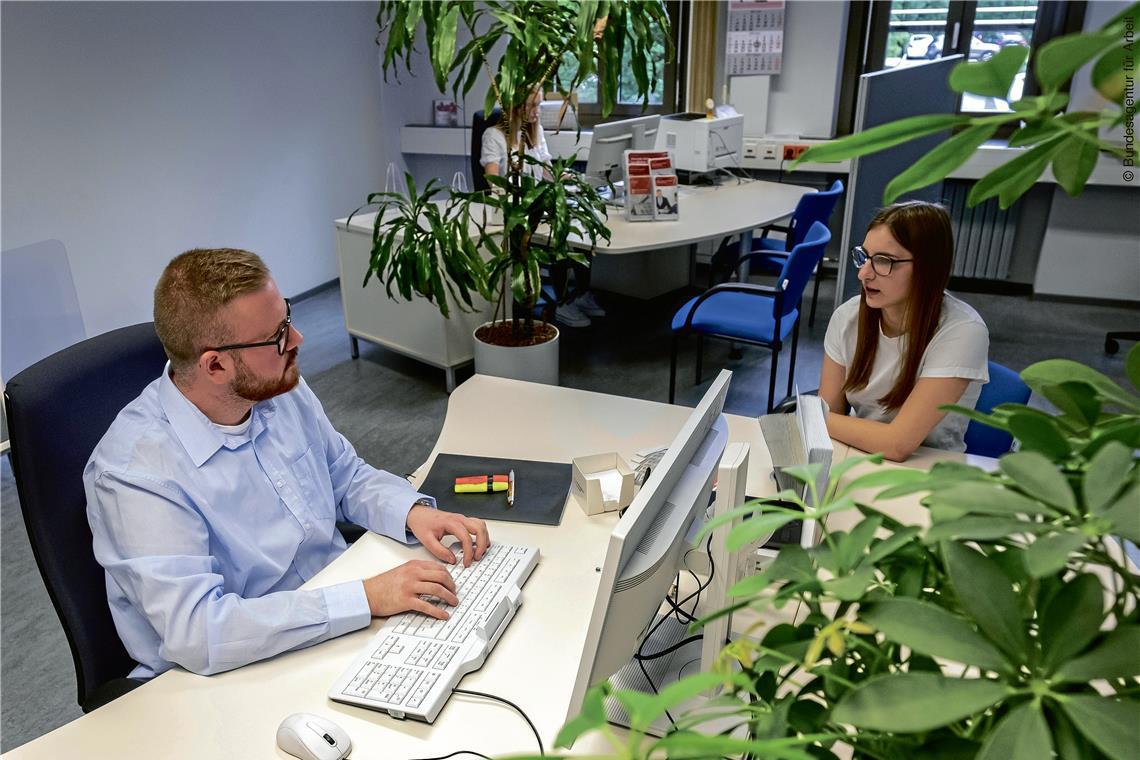 Jobcenter will Beratung auf Augenhöhe Berufsberatung bei der Agentur für Arbeit: Jugendliche, die in einem Haushalt mit Bürgergeld-Bezug leben, dürfen von ihrer Ausbildungsvergütung nun jeden Monat 520 Euro behalten.Symbolbild: Agentur für Arbeit
