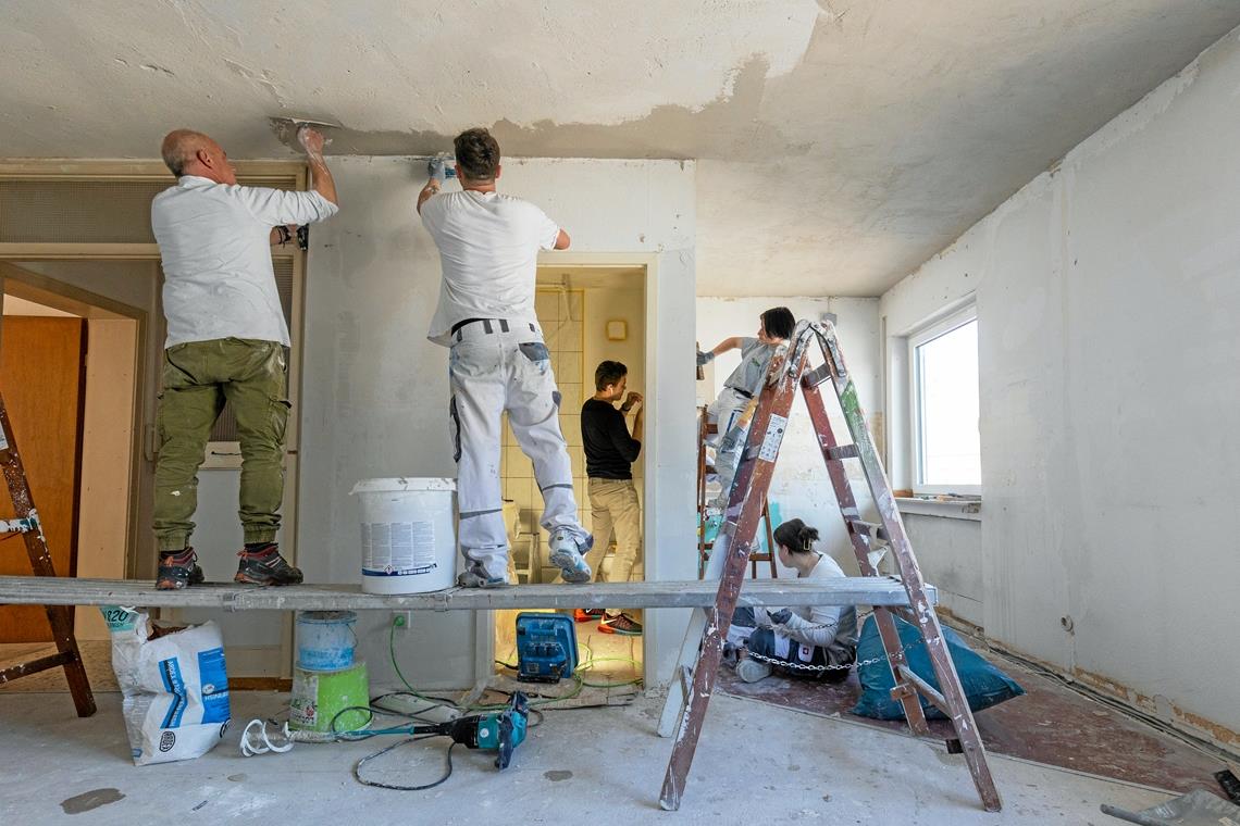 Berufsschüler sind fleißig dabei, ein Haus in der Eugen-Adolff-Straße 30 in Backnang für Flüchtlinge zu sanieren. Fotos: Alexander Becher