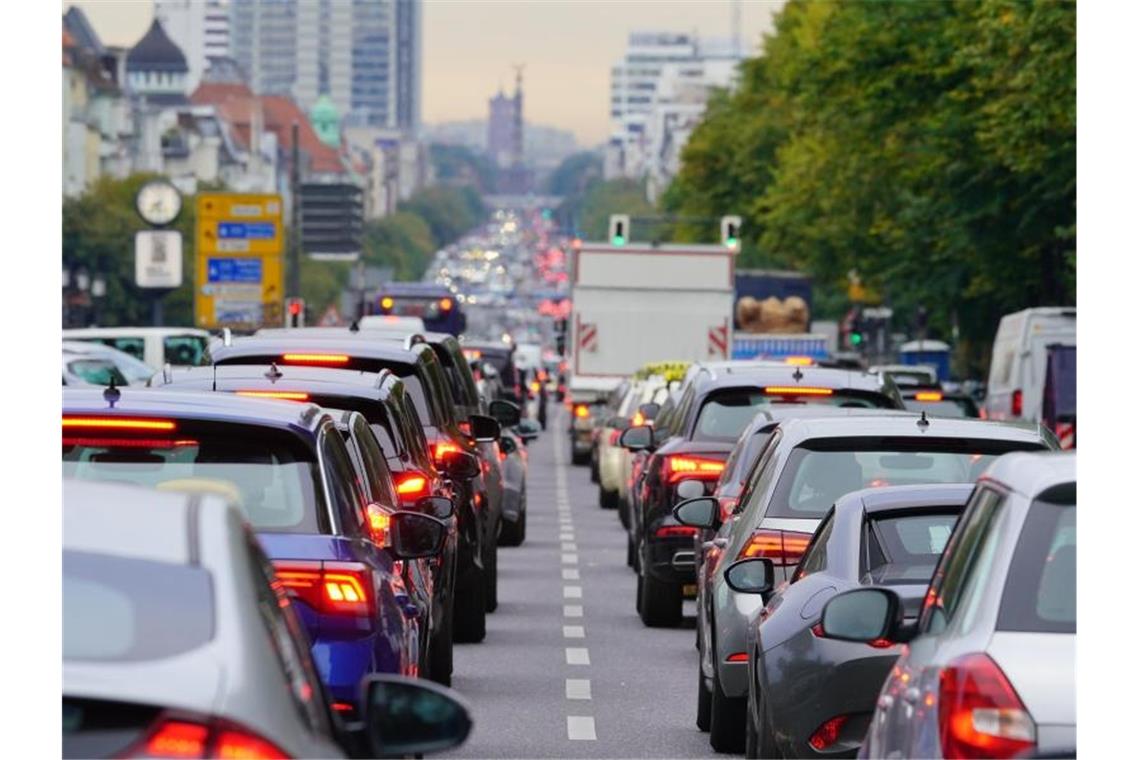 Berufsverkehr in Berlin: Werden die Autofahrer nach Ende der Pandemie wieder so häufig im Stau stehen wie früher?. Foto: Michael Kappeler/dpa