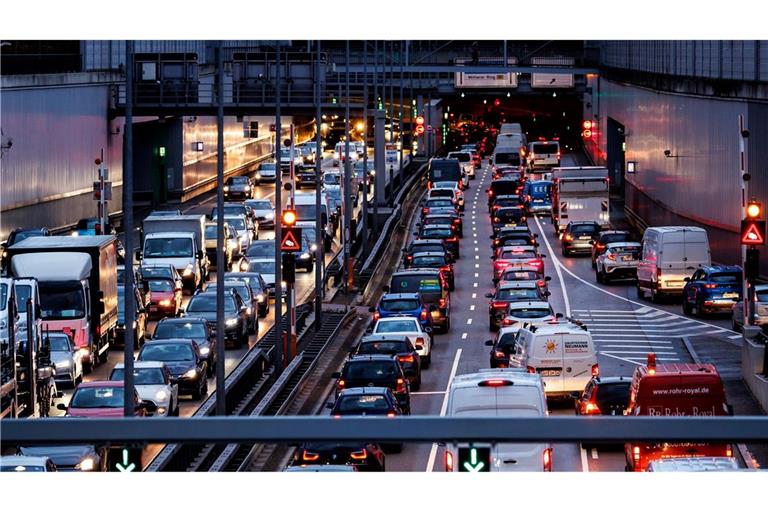 Berufsverkehr in München. Tagtäglich fährt die Bevölkerung einer Großstadt von außerhalb zum Arbeiten in die bayerische Landeshauptstadt. (Symbolbild)