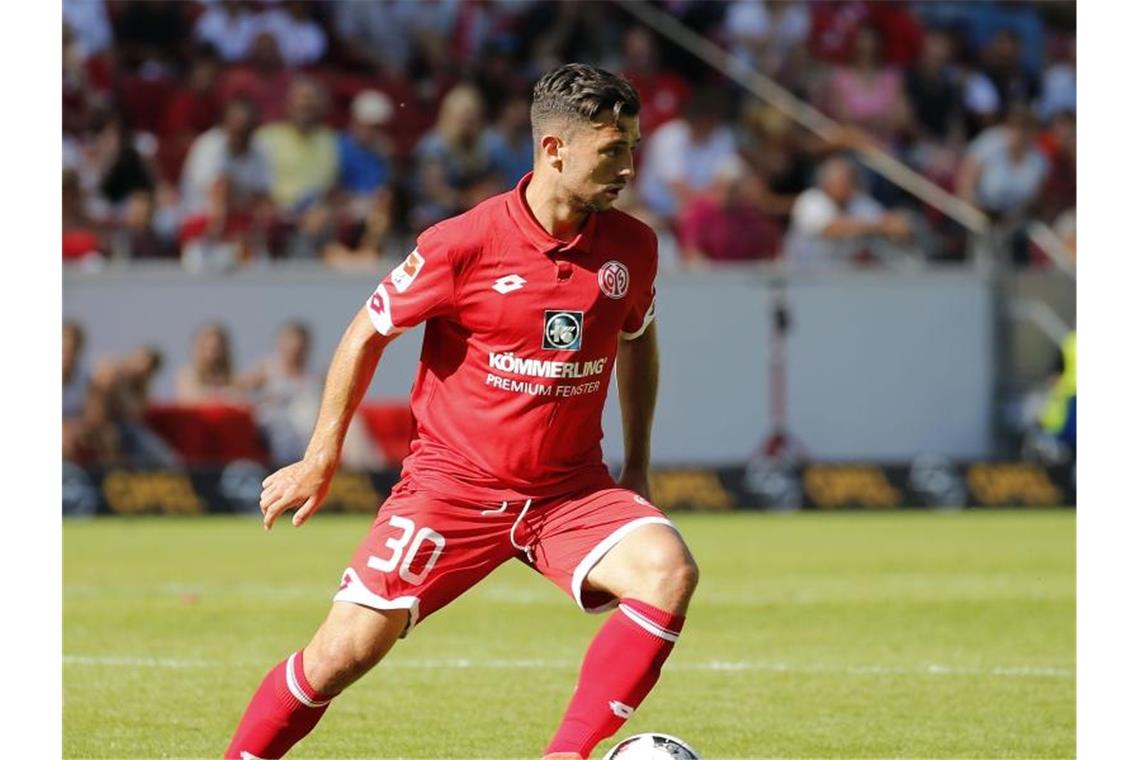 Besar Halimi am Ball, damals noch als Spieler von Mainz 05. Foto: Ronald Wittek/Archivbild