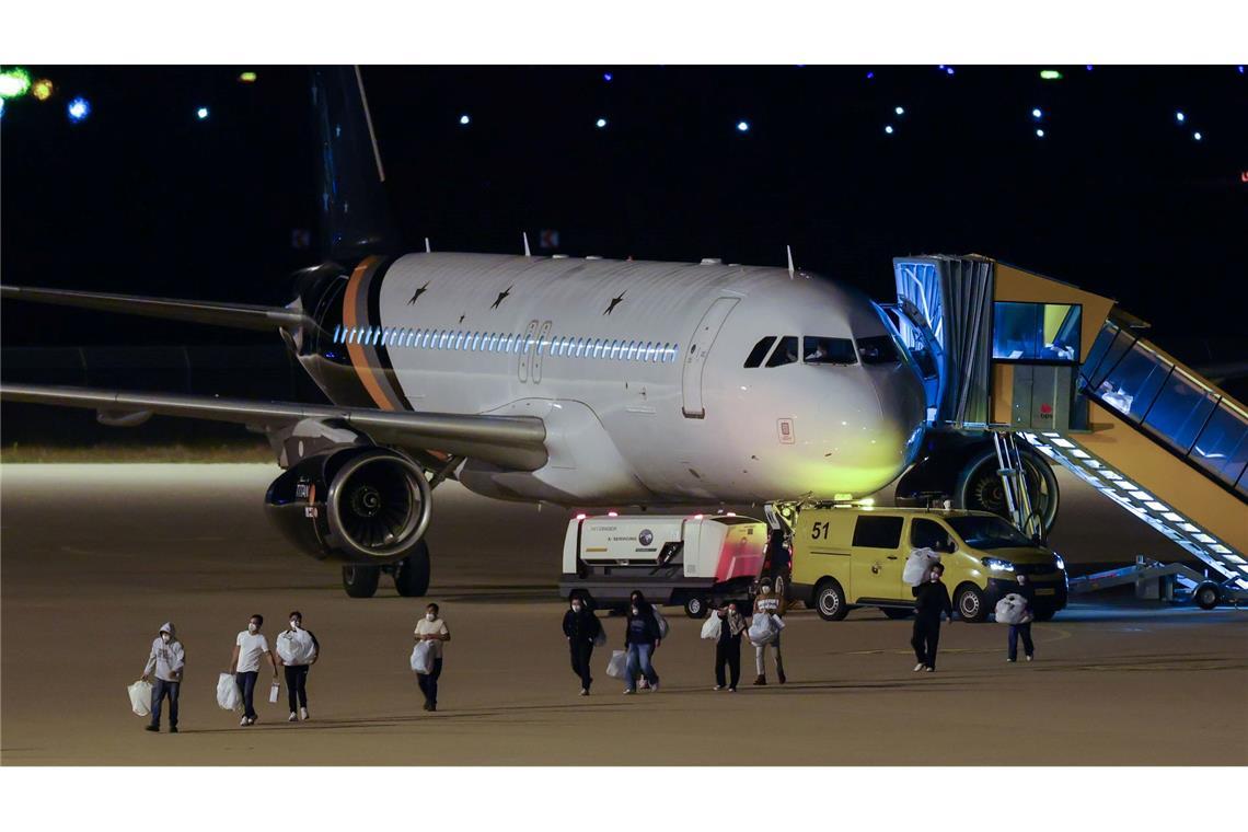 Besatzungsmitglieder der "Hondius" erreichen am Abend den Flughafen in Eindhoven.