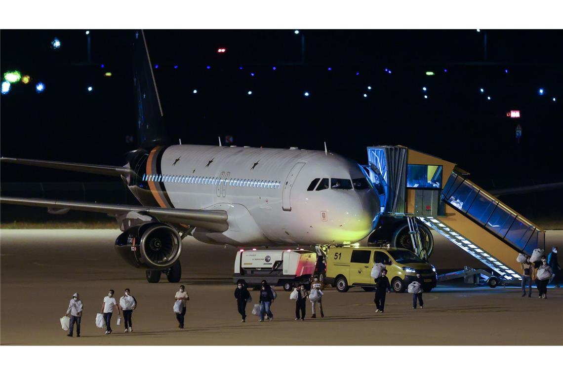 Besatzungsmitglieder der „Hondius“ erreichen am Abend mit zwei Flugzeugen den Flughafen in Eindhoven, unter ihnen auch ein deutsches Besatzungsmitglied.