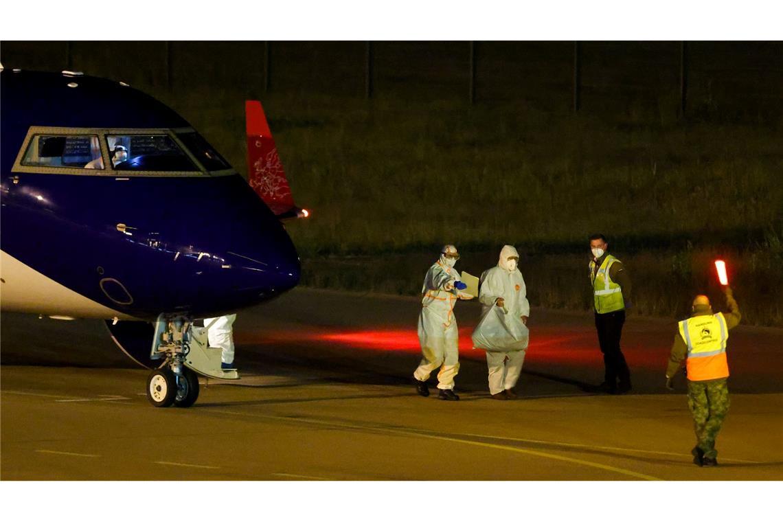 Besatzungsmitglieder der "Hondius" erreichten am Abend mit zwei Flugzeugen den Flughafen in Eindhoven, unter ihnen auch ein deutsches Besatzungsmitglied.