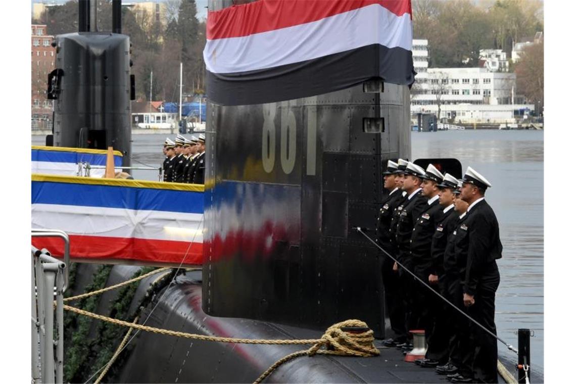 Besatzungsmitglieder stehen auf der Werft von ThyssenKrupp Marine Systems bei der Übergabe eines neuen U-Bootes an die Marine der Arabischen Republik Ägypten auf dem Boot „S-41“. Foto: picture alliance / Carsten Rehder/dpa