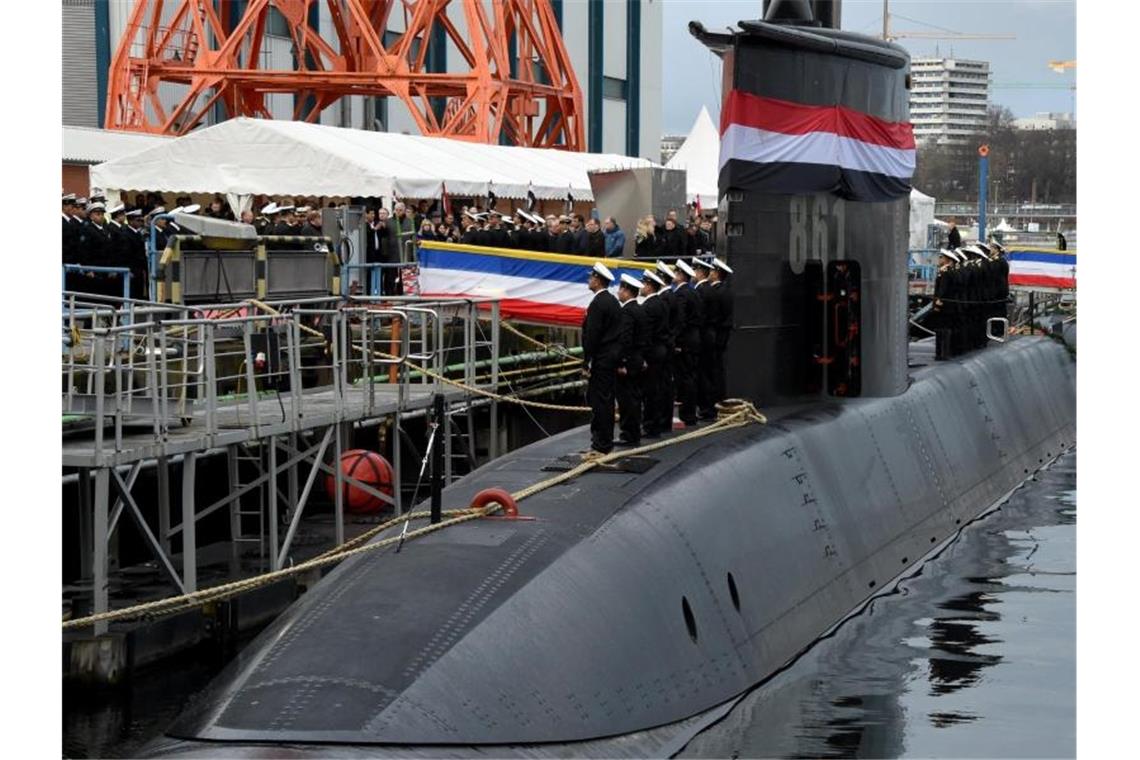 Deutsche Rüstungsexporte übersteigen acht Milliarden Euro Besatzungsmitglieder stehen auf der Werft von ThyssenKrupp Marine Systems in Kiel bei der Übergabe eines neuen U-Bootes an die Marine der Arabischen Republik Ägypten auf dem Boot "S-41". Foto: Carsten Rehder/dpa