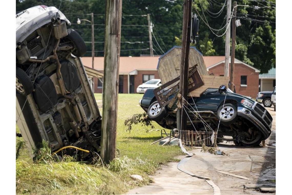Aufräumarbeiten nach Unwettern mit 21 Toten in Tennessee Beschädigte Autos am Straßenrand im Ort Waverly. Nach heftigen Überschwemmungen haben Behörden im US-Bundesstaat Tennessee die Opferzahl nach oben korrigiert. Foto: Andrew Nelles/The Tennessean/AP/dpa