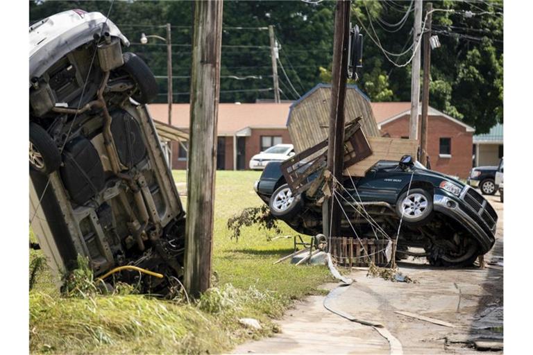 Beschädigte Autos am Straßenrand im Ort Waverly. Nach heftigen Überschwemmungen haben Behörden im US-Bundesstaat Tennessee die Opferzahl nach oben korrigiert. Foto: Andrew Nelles/The Tennessean/AP/dpa