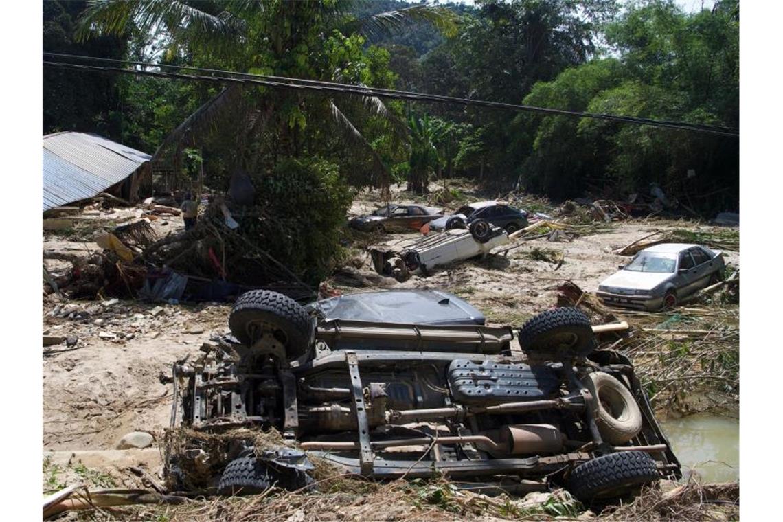 Malaysia: Tote und Vermisste bei Überschwemmungen Beschädigte Autos und Trümmer nach Überschwemmungen im Dorf Sg Lui in Malaysia. Foto: Dayana Nabila Shaipul Anuar/BERNAMA/dpa