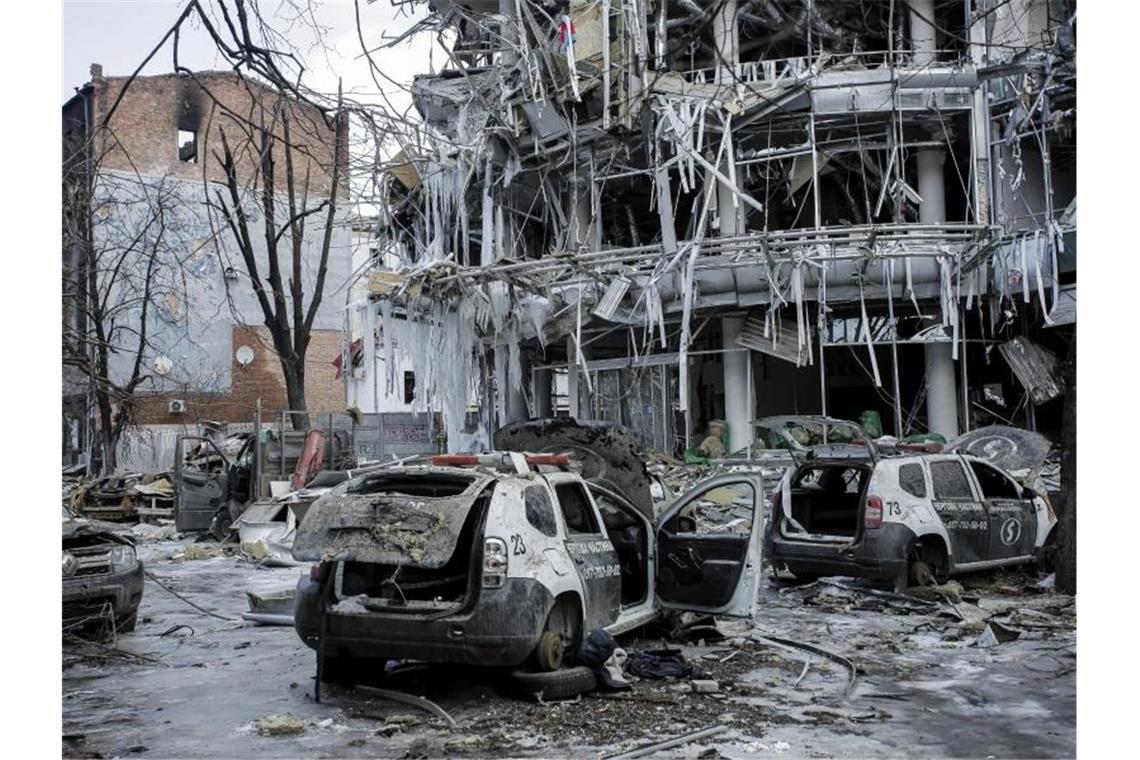Krieg in der Ukraine: Das ist die aktuelle Lage Beschädigte Fahrzeuge und Gebäude im Stadtzentrum von Charkiw. Foto: Pavel Dorogoy/AP/dpa