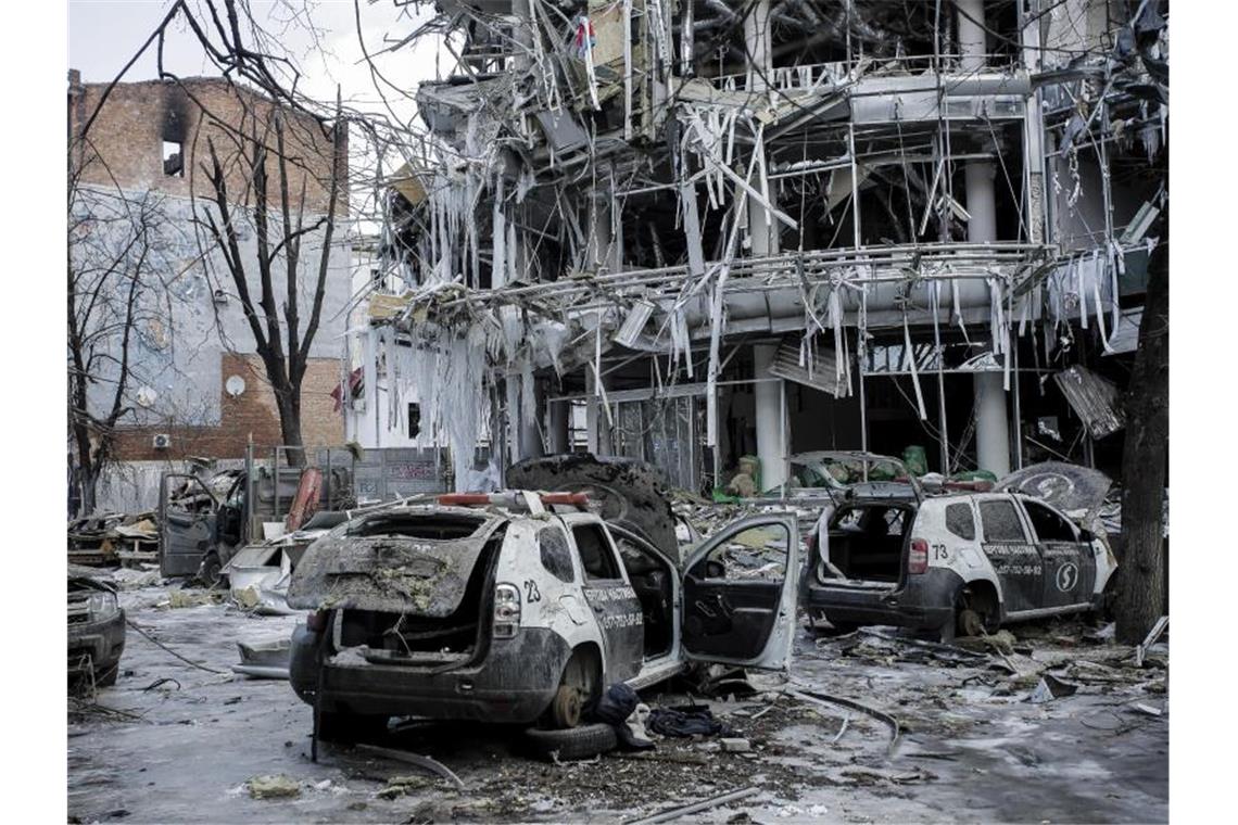 Krieg in der Ukraine: Das ist die aktuelle Lage Beschädigte Fahrzeuge und Gebäude im Zentrum der ostukrainischen Stadt Charkiw. Foto: Pavel Dorogoy/AP/dpa