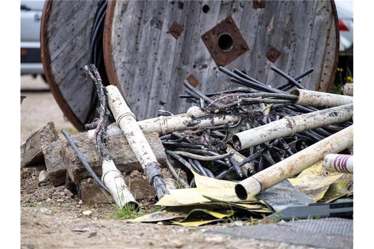 Beschädigte Stromkabel liegen neben einer Baustelle, an der ein Kabelbrand ausgebrochen war. Foto: Matthias Balk/dpa