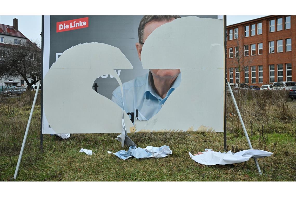 Vier von fünf Deutschen sehen gesellschaftliche Spaltung Beschädigte Wahlplakete - hier ein Plakat der Partei die Linke mit dem Porträt von Bodo Ramelow in Erfurt - sieht man in diesem Bundestagswahlkampf häufig.