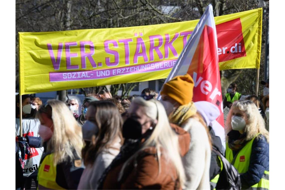 Tausende Erzieherinnen und Erzieher streiken Beschäftige von Kindertagesstätten während des Warnstreiks in der Region Hannover. Foto: Julian Stratenschulte/dpa