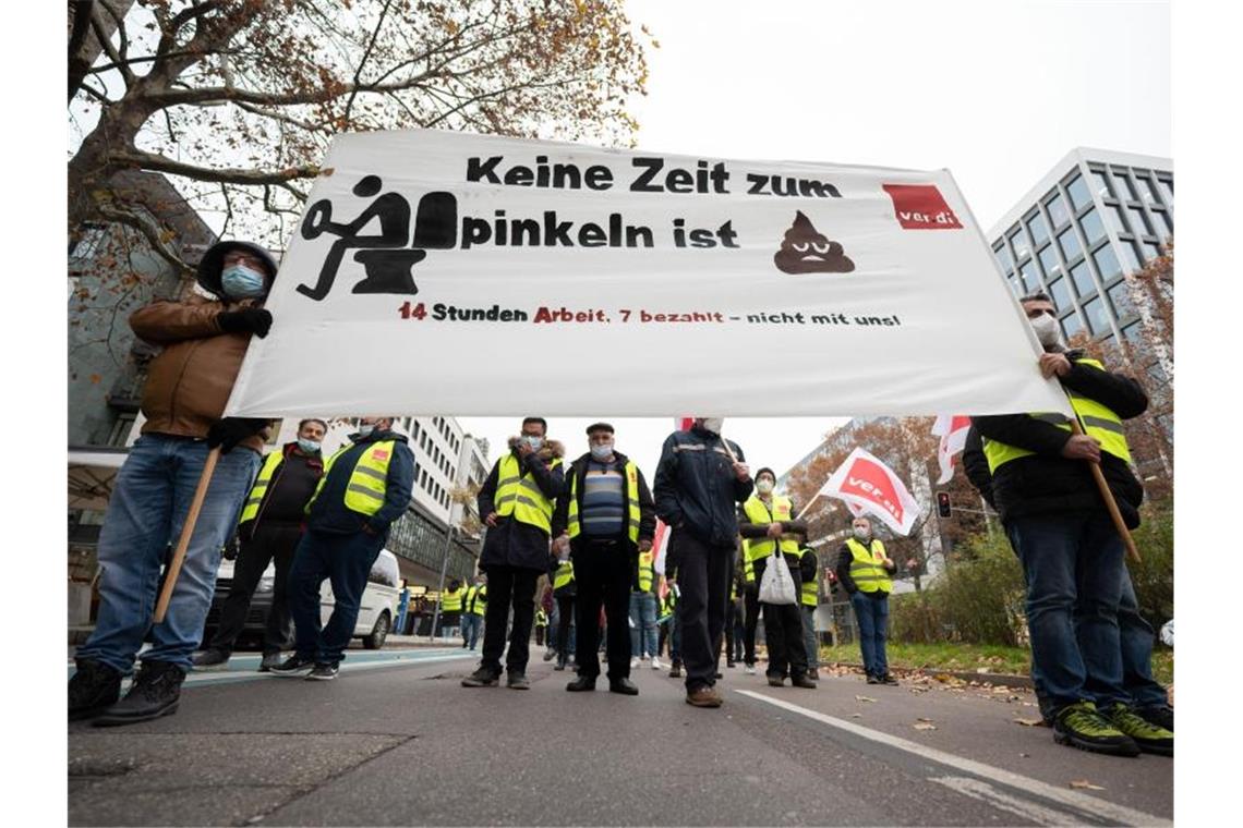 Beschäftigte aus Busunternehmen streiken in Stuttgart. Foto: Marijan Murat/dpa/Archivbild