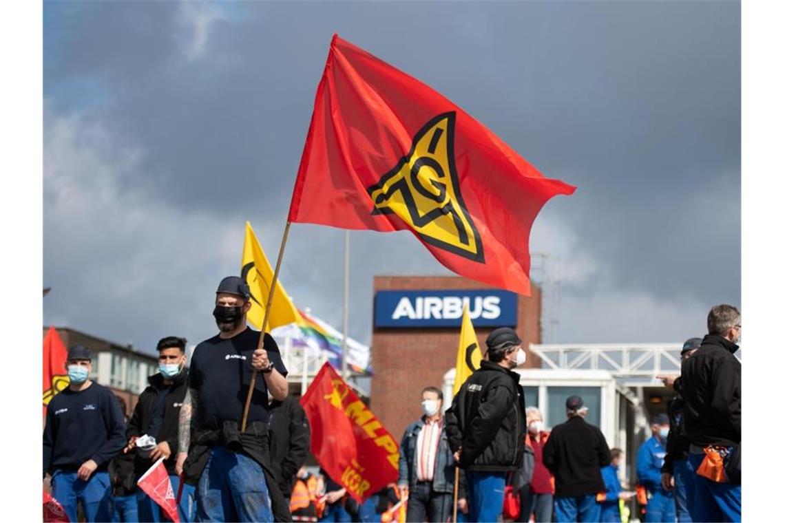Heißer Herbst für Airbus: IG Metall droht mit Arbeitskampf Beschäftigte des Airbus-Werkes in Finkenwerder demonstrierten im Mai vor den Toren des Werksgeländes in Hamburg. Foto: Daniel Reinhardt/dpa