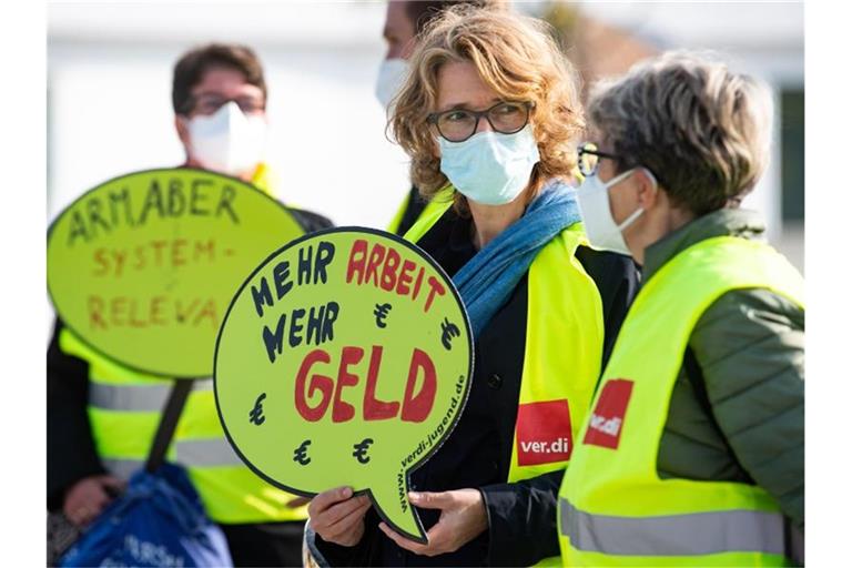 Beschäftigte des öffentlichen Dienstes machen bei einer Demonstration in Berlin auf die Forderungen der Gewerkschaften aufmerksam. Foto: Bernd von Jutrczenka/dpa