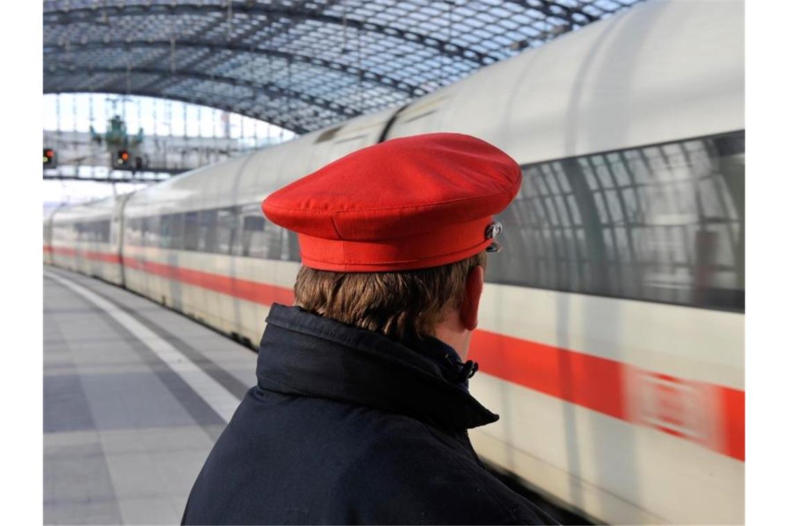 Bahn schließt betriebsbedingte Kündigungen wegen Corona aus Beschäftigte können in nächster Zeit flexibel ihre Arbeitszeitkonten nutzen, um zu Hause zu bleiben. Foto: Gero Breloer/dpa