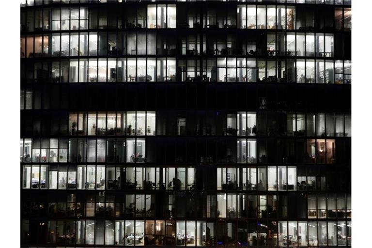 Beschäftigte mit verkürzten Ruhezeiten haben der Untersuchung zufolge mehr psychosomatische Beschwerden als Arbeitnehmer mit einer mindestens elfstündigen Pause zwischen Feierabend und Arbeitsbeginn. Foto: Martin Gerten/dpa
