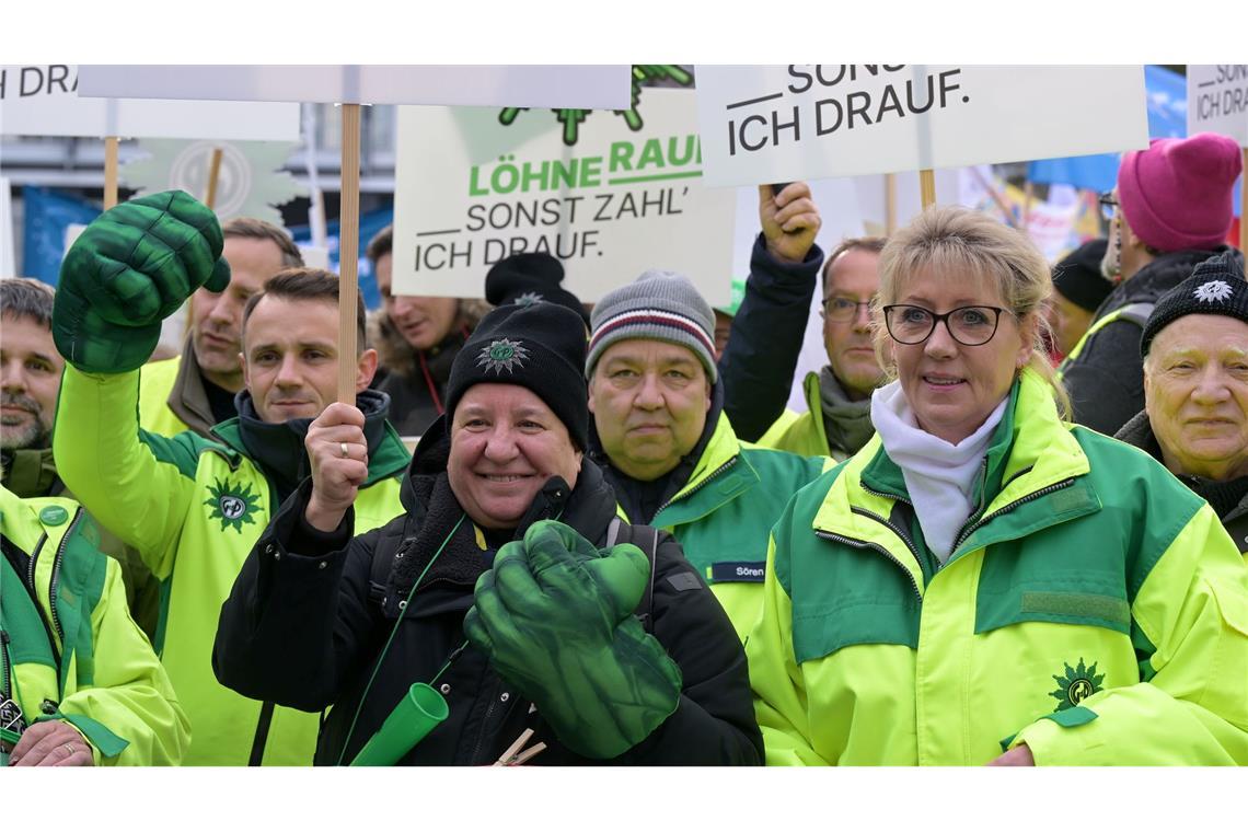Beschäftigte verdeutlichen am Verhandlungsort ihre Forderungen.