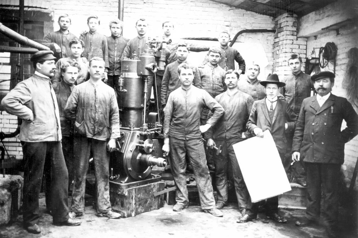 Im Eilschritt durch die Jahrhunderte Beschäftigte von Kaelble präsentierten 1903 den ersten Gasmotor.