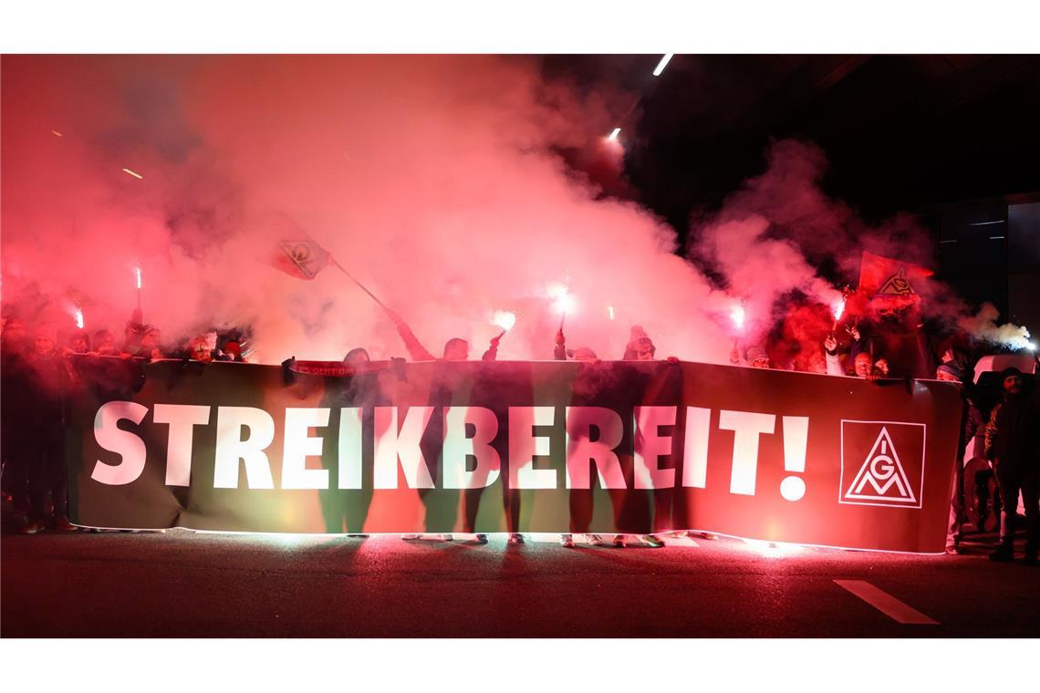 Warnstreik bei VW hat begonnen Beschäftigte von Volkswagen bekunden vor dem Werk in Zwickau zum Ende der Friedenspflicht ihre Streikbereitschaft. (Archivbild)