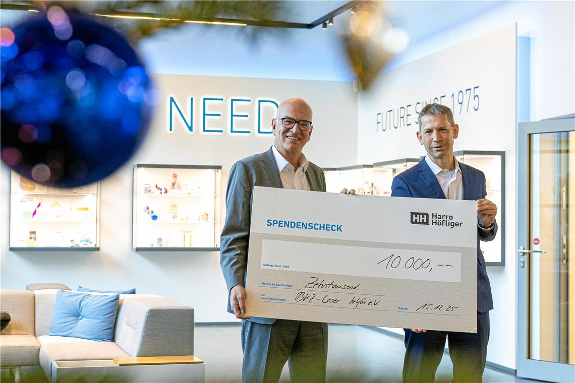 Bescherung bei Harro Höfliger: Aufsichtsratsvorsitzender Markus Höfliger (links) übergibt einen Scheck über 10000 Euro an BKZ-Redaktionsleiter Kornelius Fritz. Foto: Alexander Becher
