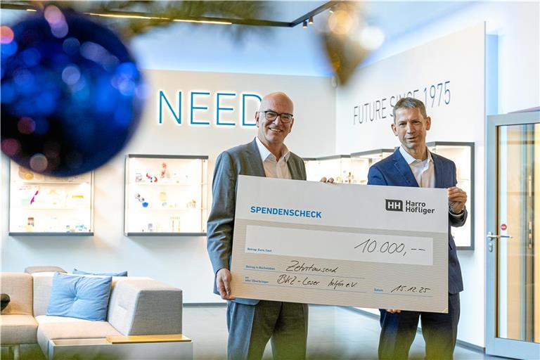 Bescherung bei Harro Höfliger: Aufsichtsratsvorsitzender Markus Höfliger (links) übergibt einen Scheck über 10000 Euro an BKZ-Redaktionsleiter Kornelius Fritz. Foto: Alexander Becher