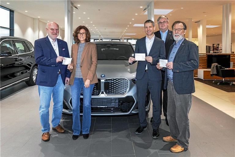 Bescherung im Autohaus: Markus Mulfinger (Zweiter von rechts) übergibt Spendenschecks an (von links) Michael Balzer und Ursula Urbanski von der Lebenshilfe, BKZ-Redaktionsleiter Kornelius Fritz und Heinz Franke (Hospizstiftung Rems-Murr). Foto: Dietmar van der Linden