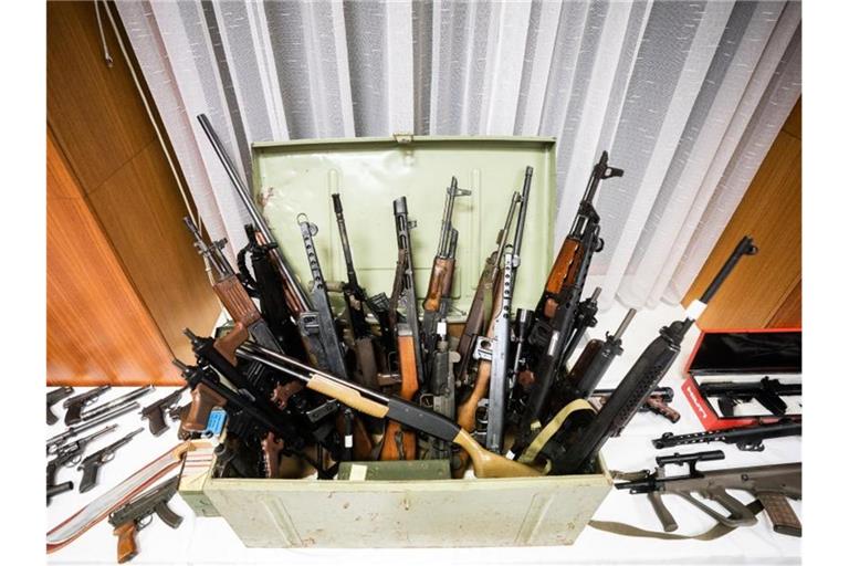Beschlagnahmte Waffen werden im Rahmen einer Pressekonferenz der Landespolizeidirektion Wien gezeigt. Foto: Georg Hochmuth/APA/dpa