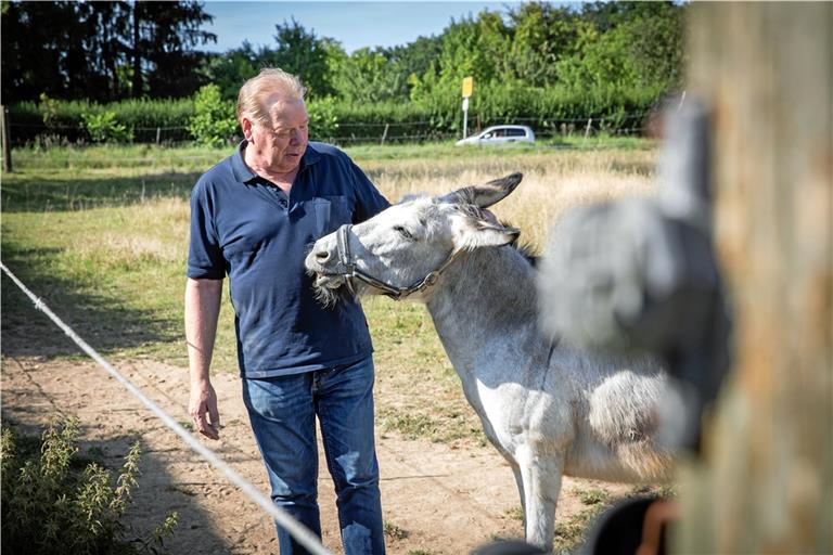 Beschwichtigend redet Martin Klumpp auf seine Eselin Gretel ein. Fotos: Alexander Becher